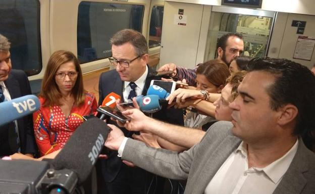 El delegado del Gobierno, Diego Conesa, y la alcaldesa de Cartagena, Ana Belén Castejón, atendiendo a los medios.