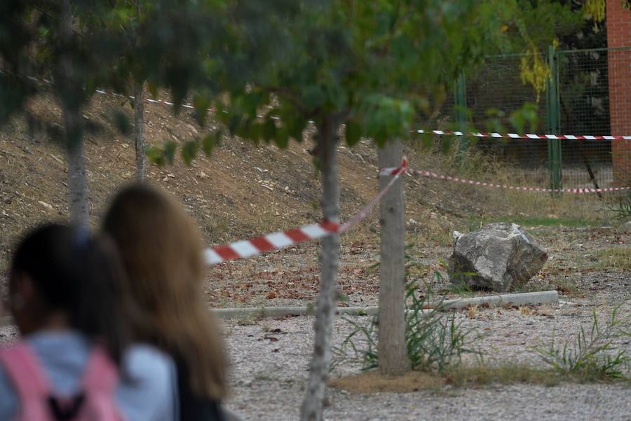 El desprendimiento se produjo el pasado sábado por la noche, por lo que solo provocó daños materiales en la valla exterior del centro