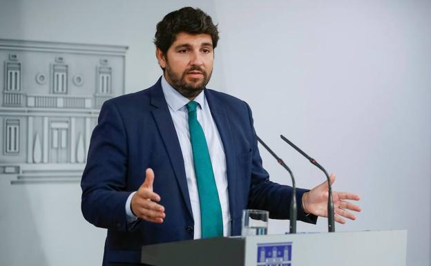 El presidente de la Región de Murcia, Fernando López Miras, durante la rueda de prensa que ha ofrecido este martes tras el encuentro que ha mantenido con el presidente del Gobierno, Pedro Sánchez.