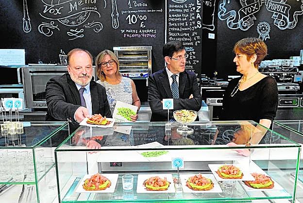 El director de Salud Pública, José Carlos Vicente; la presidenta de Acmu, Carmen Rabadán; el consejero de Salud, Manuel Villegas; y la propietaria de Vox Populi, Maye Máiquez, ayer en este restaurante. 