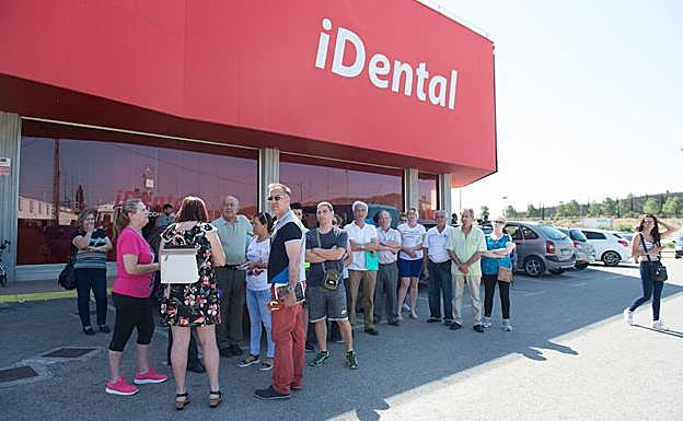 Afectados por el cierre protestan frente a las instalaciones de iDental en Cobatillas.
