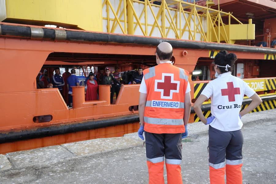 Durante la noche se ha atendido a 114 personas en un dispositivo especial con representación de autoridades civiles y militares, fuerzas de seguridad y Cruz Roja