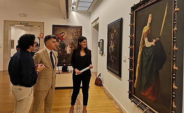 La consejera de Turismo y Cultura, Miriam Guardiola, contempla el cuadro 'El milagro de Santa Casilda', de Zurbarán, ya instalado en el Mubam.