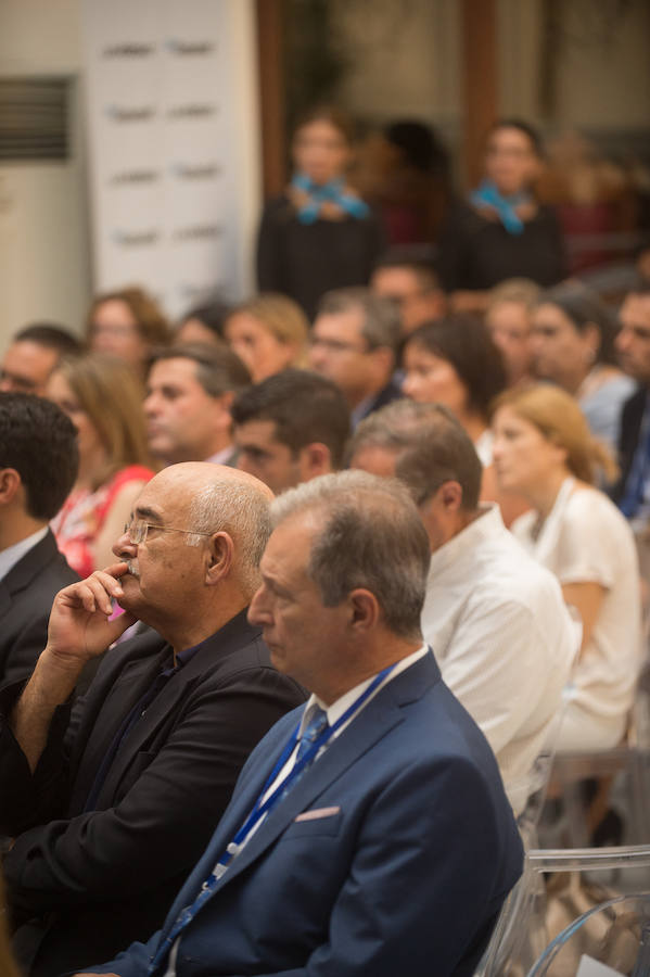 El profesor del IESE Luis Huete ofrece varias claves para «mantener en forma las empresas», comparándolas con «seres vivos» que necesitan equilibrar una serie de «vitaminas» para evitar «patologías»