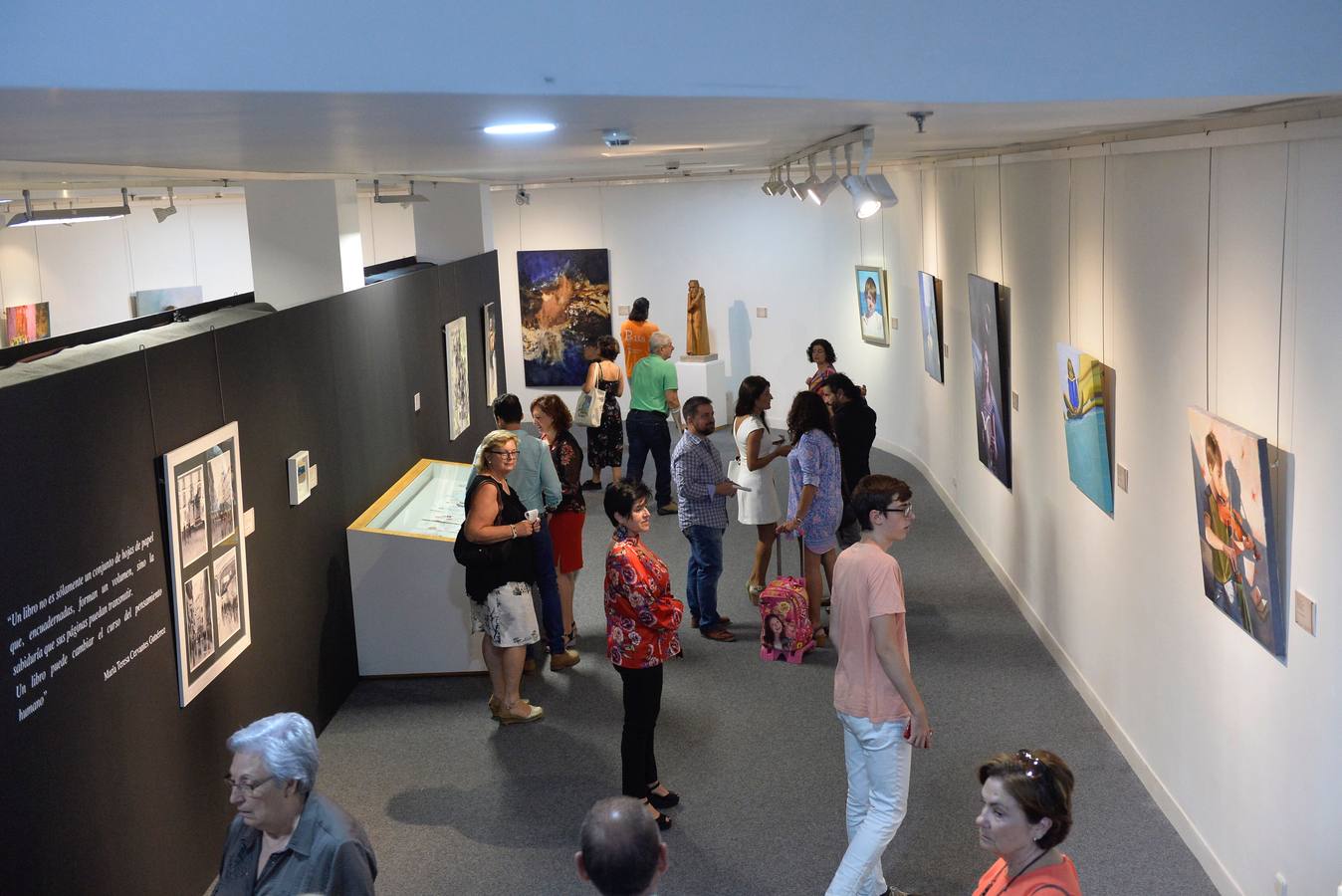 La Biblioteca Regional acoge una exposición de pintura, escultura y fotografía enmarcada en la Feria del Libro de Murcia