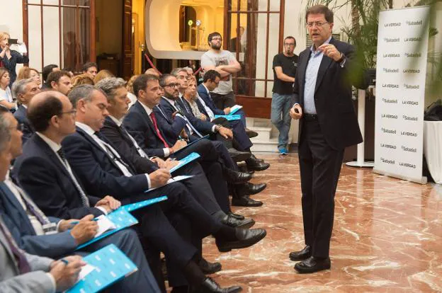 Luis Huete, en un momento de su intervención en el Foro LV-Sabadell, celebrado en el Real Casino de Murcia. :: javier carrión / AGM