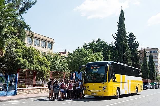 Alumnos en la puerta del IES Floridablanca, ayer, antes de acceder al bus a Rincón de Seca. 