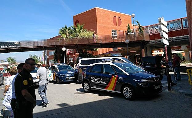 Patrullas de la Policía Nacional a las puertas de La Arrixaca, donde se encuentra custodiada la investigada.