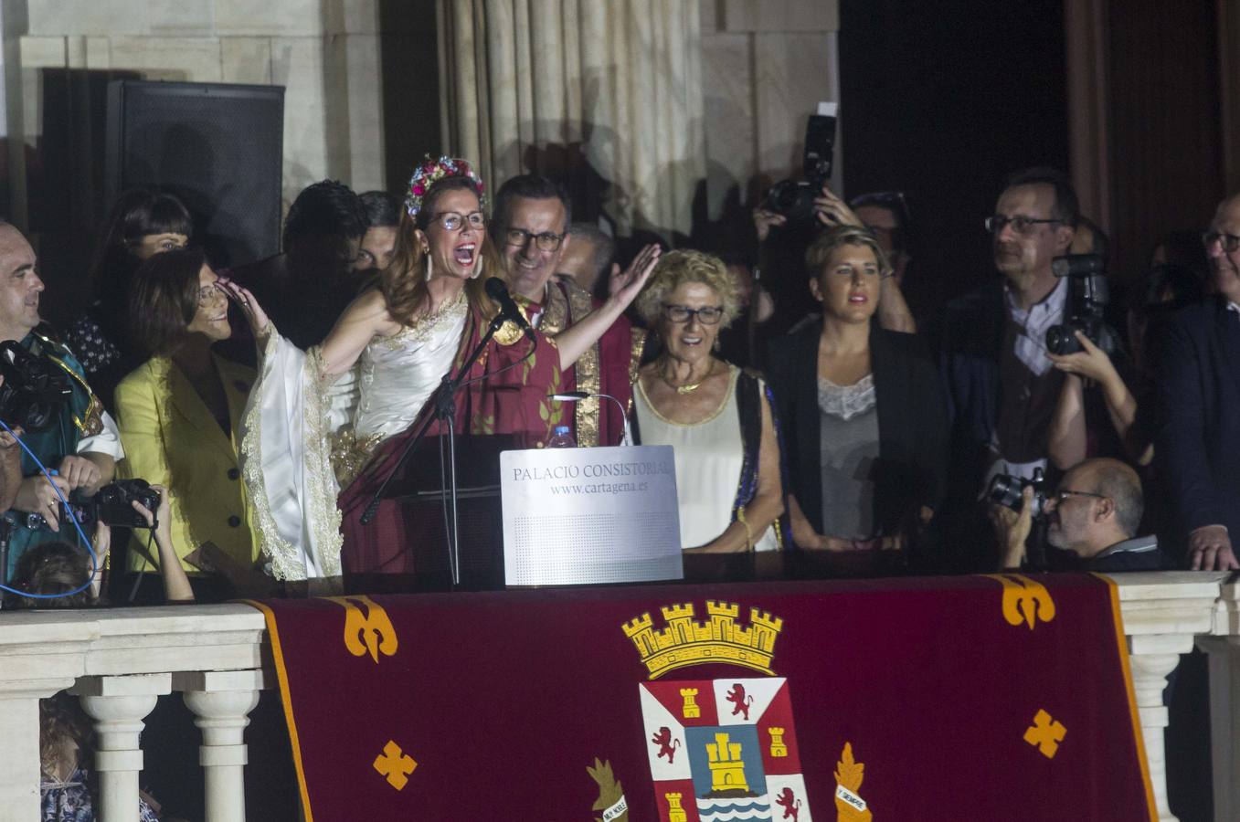 La alcaldesa de Cartagena arengó a las Tropas y Legiones a hacer grande estos días a Cartagena y a que las mujeres sean más protagonistas de las fiestas.