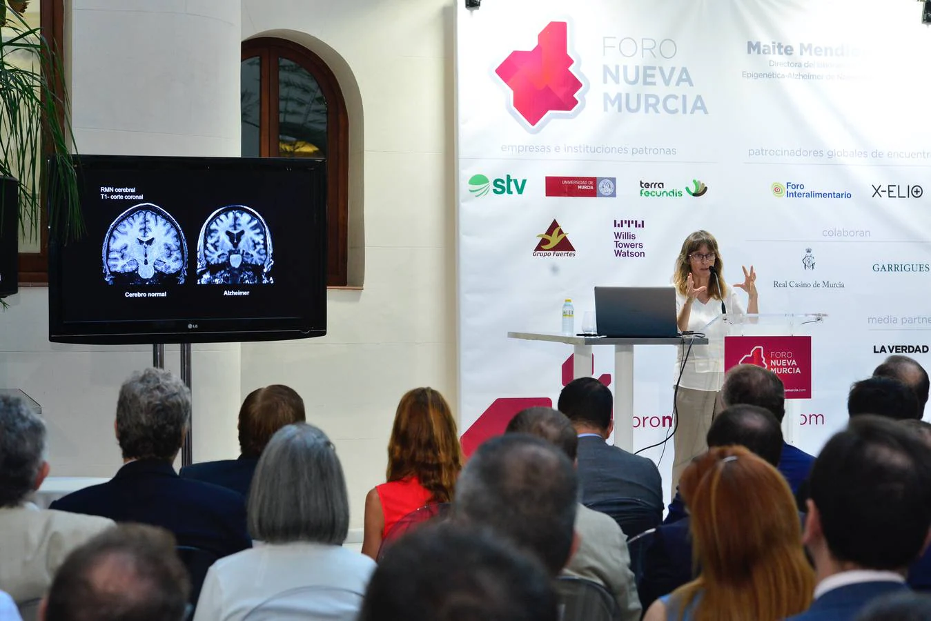 La investigadora lanzó un esperanzador anuncio en el Foro Nueva Murcia, donde ofreció una conferencia con motivo del Día Mundial del Alzhéimer: en cinco o diez años, pronosticó, será posible este diagnóstico precoz a partir de un simple análisis de sangre. 