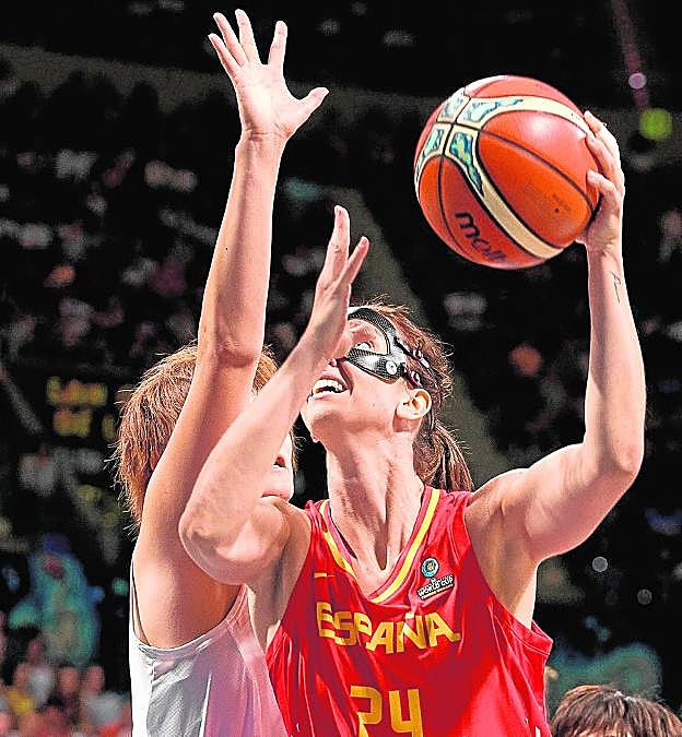 La murciana Laura Gil entra a canasta durante el encuentro de ayer contra la selección japonesa. 