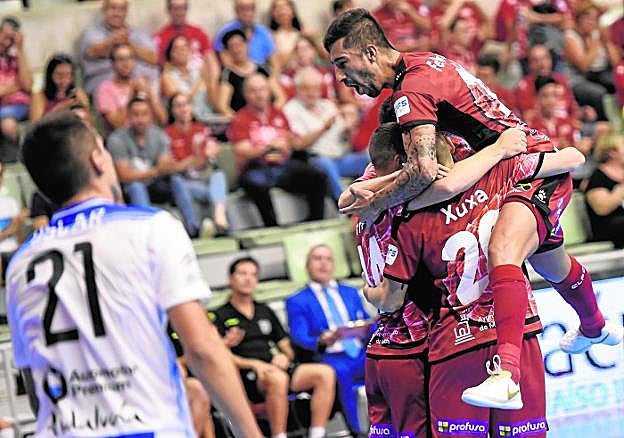 'Fernan', a la izquierda, y Drasler, encima, celebran el gol de Xuxa, de espaldas. 