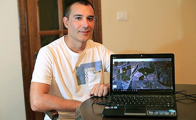 José Broch, un funcionario de Justicia de Castellón, muestra el yacimiento no catalogado hasta el momento que ha descubierto en el límite del término municipal de Córdoba y Almodóvar del Río, gracias al uso de la herramienta de Google Maps, que estaba utilizando para seguir el cauce del Guadalquivir buscando otra cosa.