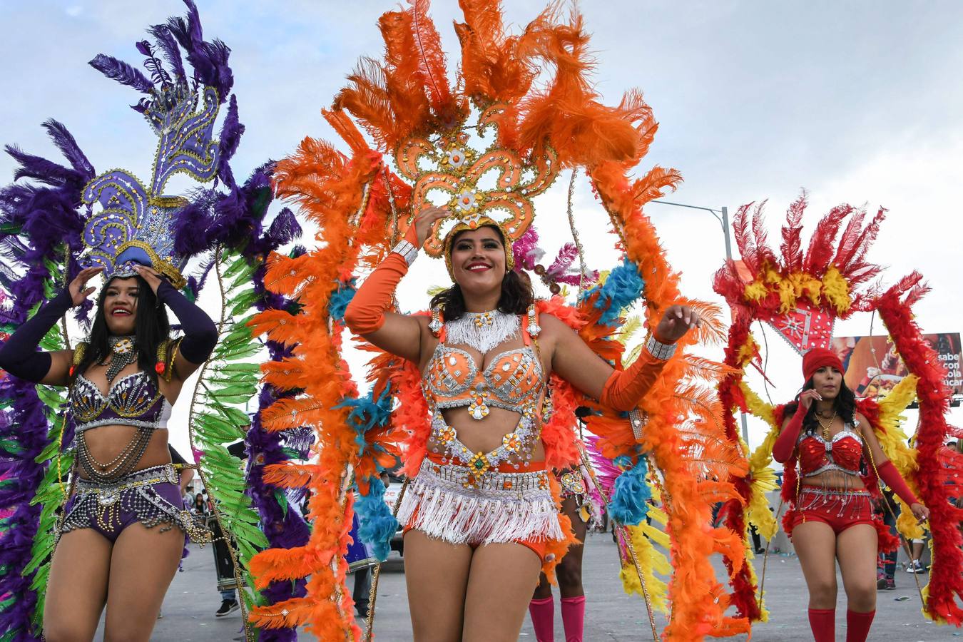Festejos de carnaval en el Bulevar Suyapa, en Tegucigalpa (Honduras). Miles de hondureños celebran el 440 aniversario de la fundación en 1578 por los españoles de Tegucigalpa, la capital del país, con la participación de bandas musicales y desfiles. 