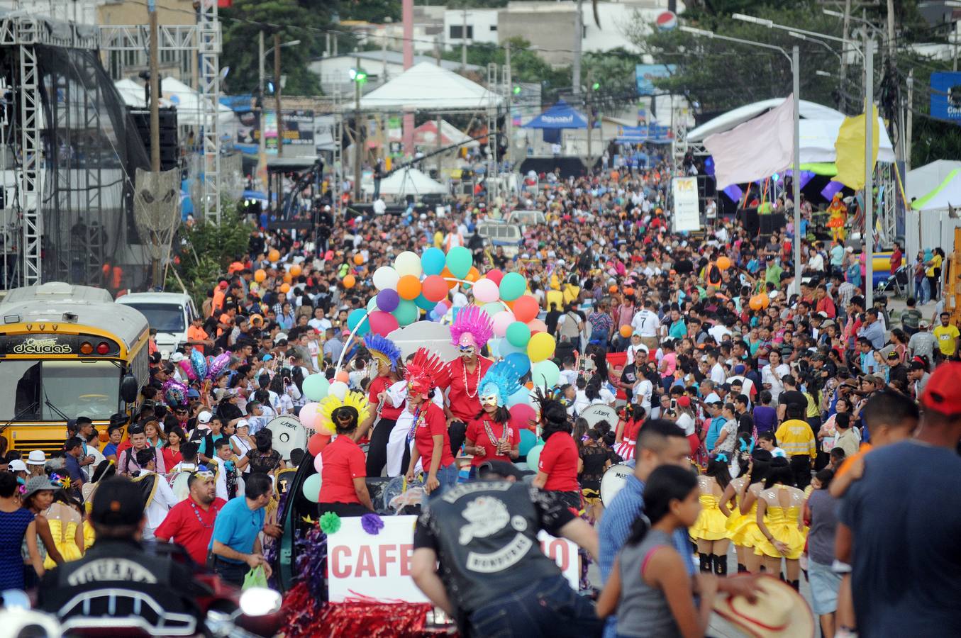 Festejos de carnaval en el Bulevar Suyapa, en Tegucigalpa (Honduras). Miles de hondureños celebran el 440 aniversario de la fundación en 1578 por los españoles de Tegucigalpa, la capital del país, con la participación de bandas musicales y desfiles. 