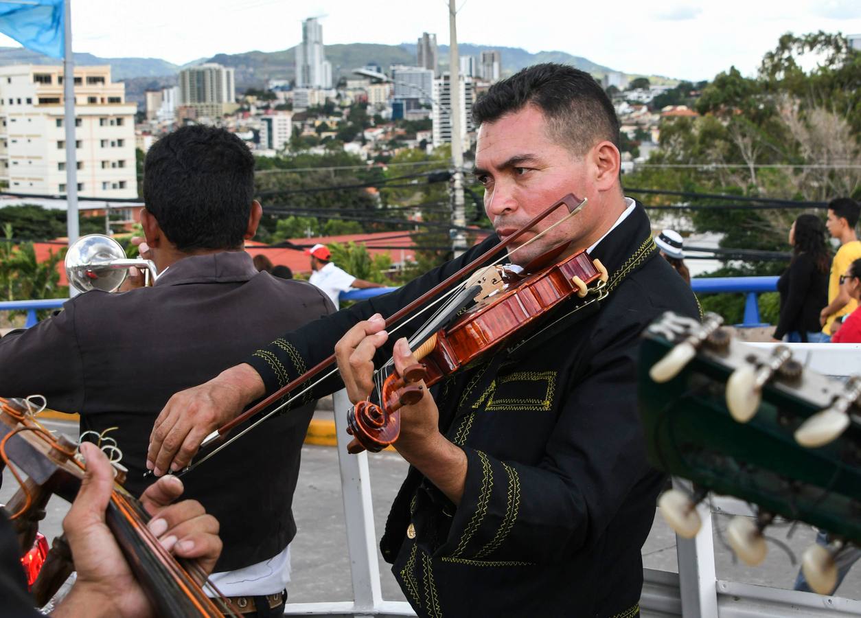 Festejos de carnaval en el Bulevar Suyapa, en Tegucigalpa (Honduras). Miles de hondureños celebran el 440 aniversario de la fundación en 1578 por los españoles de Tegucigalpa, la capital del país, con la participación de bandas musicales y desfiles. 