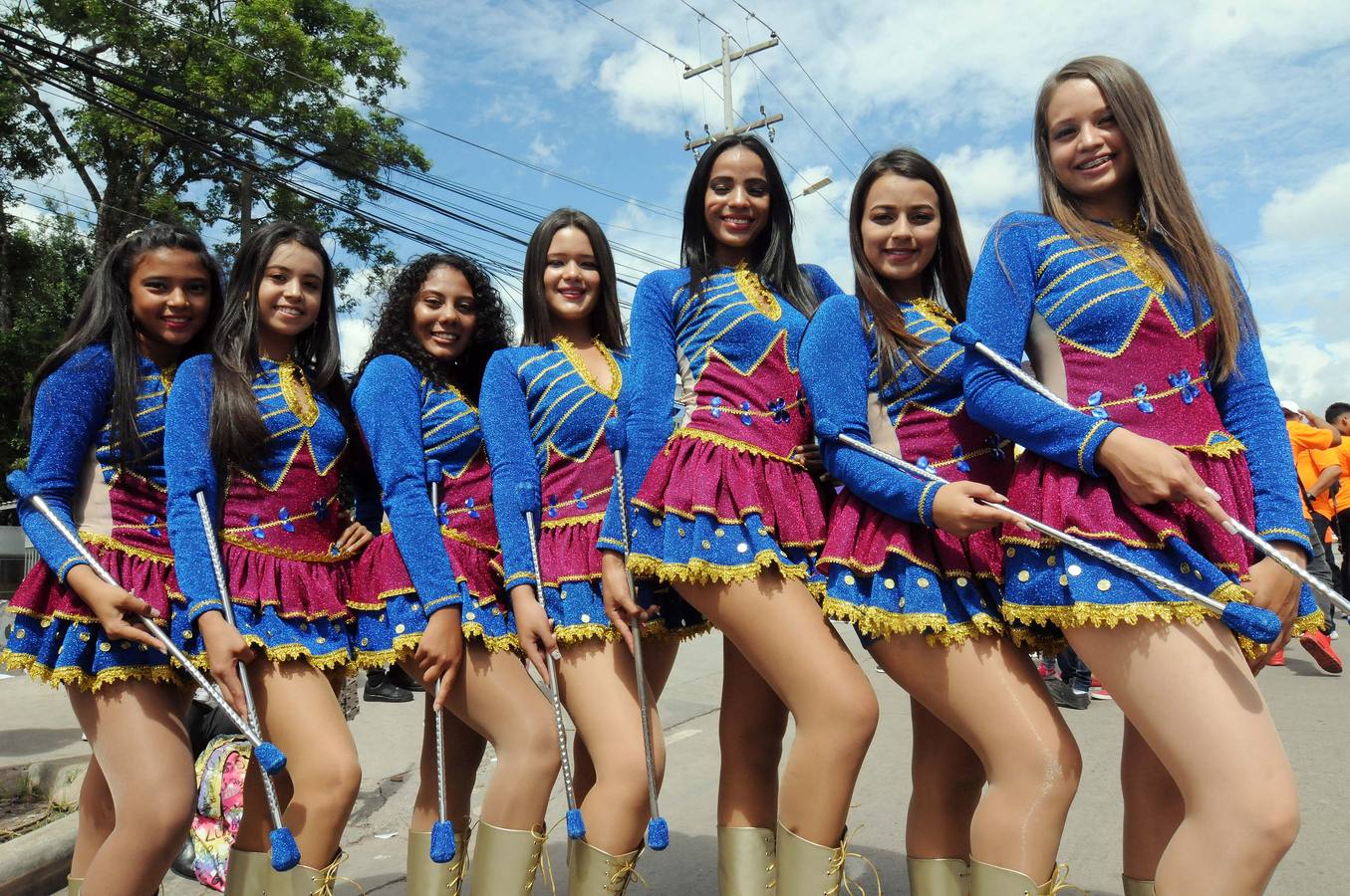 Festejos de carnaval en el Bulevar Suyapa, en Tegucigalpa (Honduras). Miles de hondureños celebran el 440 aniversario de la fundación en 1578 por los españoles de Tegucigalpa, la capital del país, con la participación de bandas musicales y desfiles. 