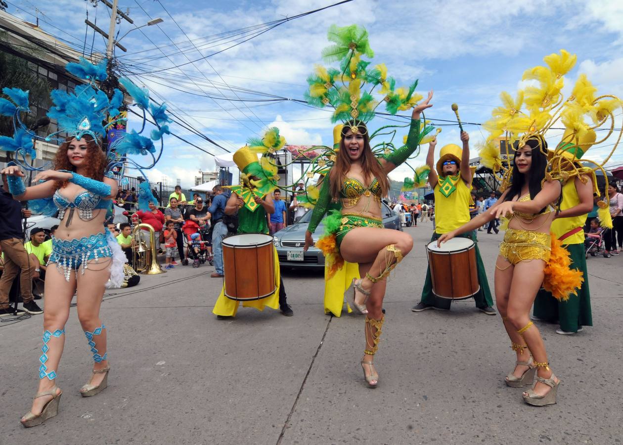 Festejos de carnaval en el Bulevar Suyapa, en Tegucigalpa (Honduras). Miles de hondureños celebran el 440 aniversario de la fundación en 1578 por los españoles de Tegucigalpa, la capital del país, con la participación de bandas musicales y desfiles. 