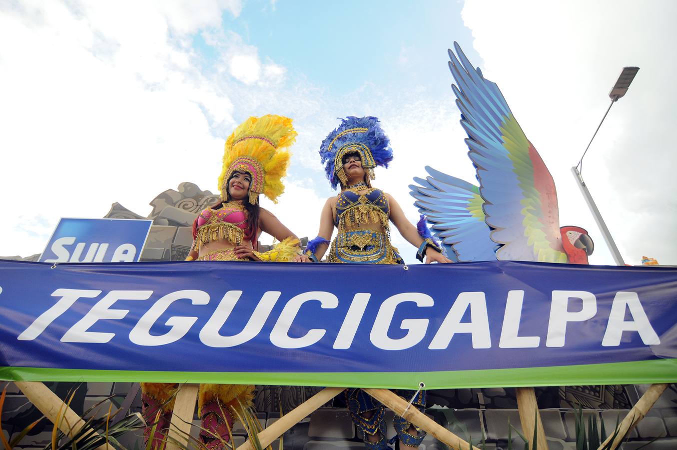 Festejos de carnaval en el Bulevar Suyapa, en Tegucigalpa (Honduras). Miles de hondureños celebran el 440 aniversario de la fundación en 1578 por los españoles de Tegucigalpa, la capital del país, con la participación de bandas musicales y desfiles. 