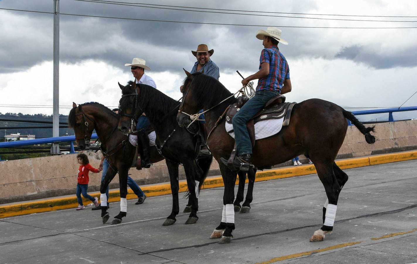 Festejos de carnaval en el Bulevar Suyapa, en Tegucigalpa (Honduras). Miles de hondureños celebran el 440 aniversario de la fundación en 1578 por los españoles de Tegucigalpa, la capital del país, con la participación de bandas musicales y desfiles. 