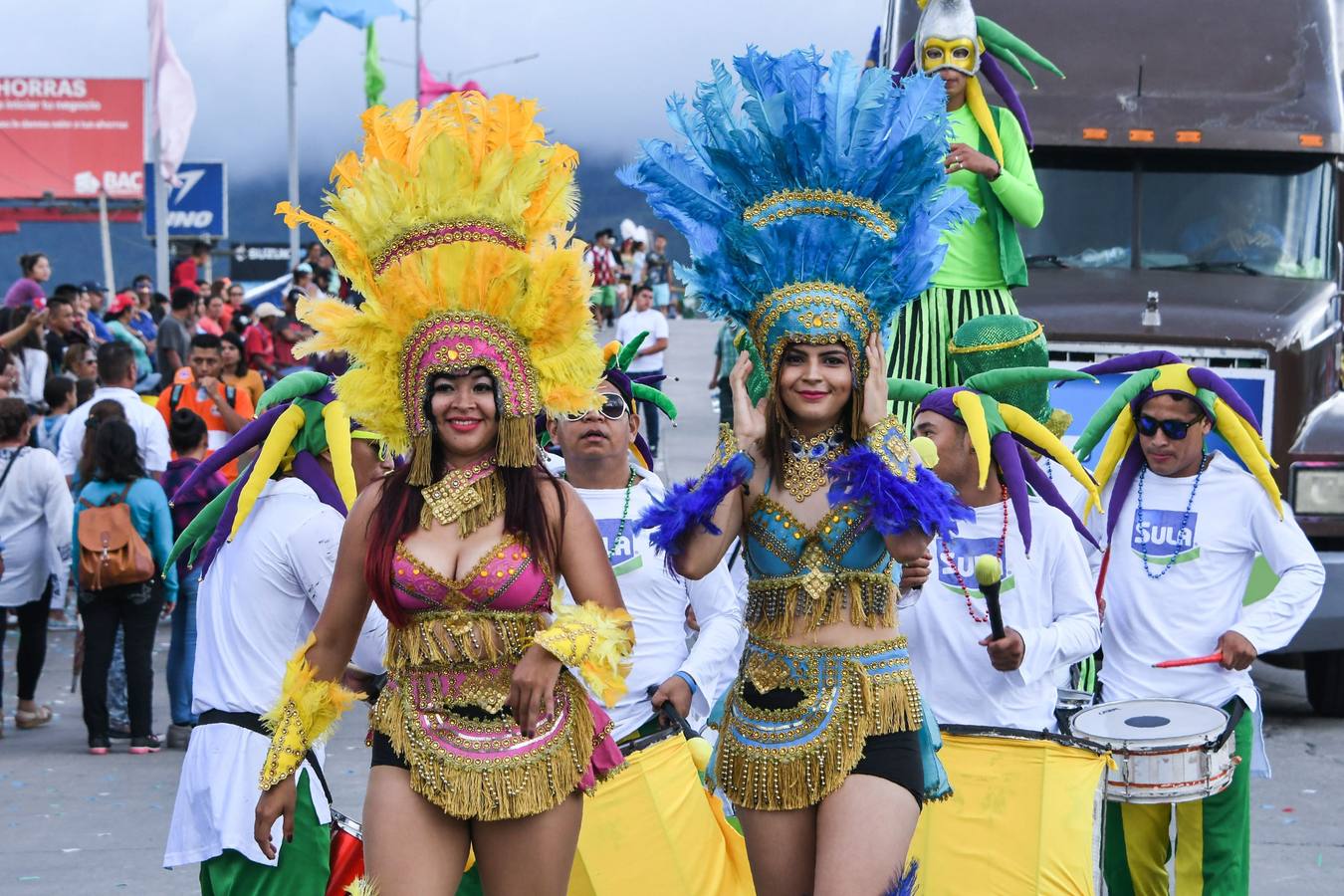 Festejos de carnaval en el Bulevar Suyapa, en Tegucigalpa (Honduras). Miles de hondureños celebran el 440 aniversario de la fundación en 1578 por los españoles de Tegucigalpa, la capital del país, con la participación de bandas musicales y desfiles. 