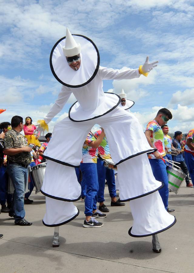 Festejos de carnaval en el Bulevar Suyapa, en Tegucigalpa (Honduras). Miles de hondureños celebran el 440 aniversario de la fundación en 1578 por los españoles de Tegucigalpa, la capital del país, con la participación de bandas musicales y desfiles. 