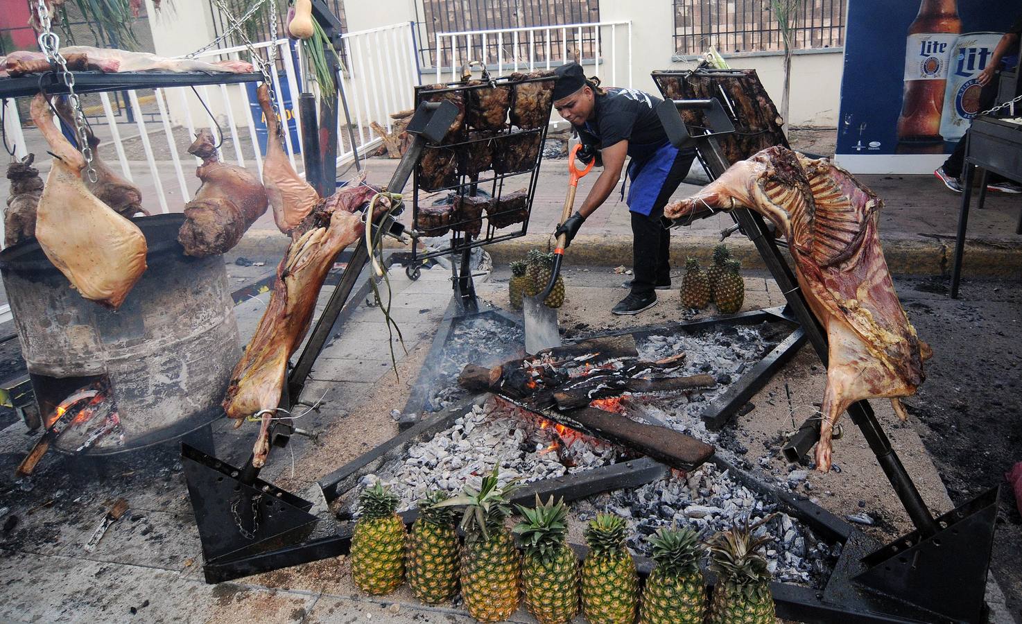 Festejos de carnaval en el Bulevar Suyapa, en Tegucigalpa (Honduras). Miles de hondureños celebran el 440 aniversario de la fundación en 1578 por los españoles de Tegucigalpa, la capital del país, con la participación de bandas musicales y desfiles. 