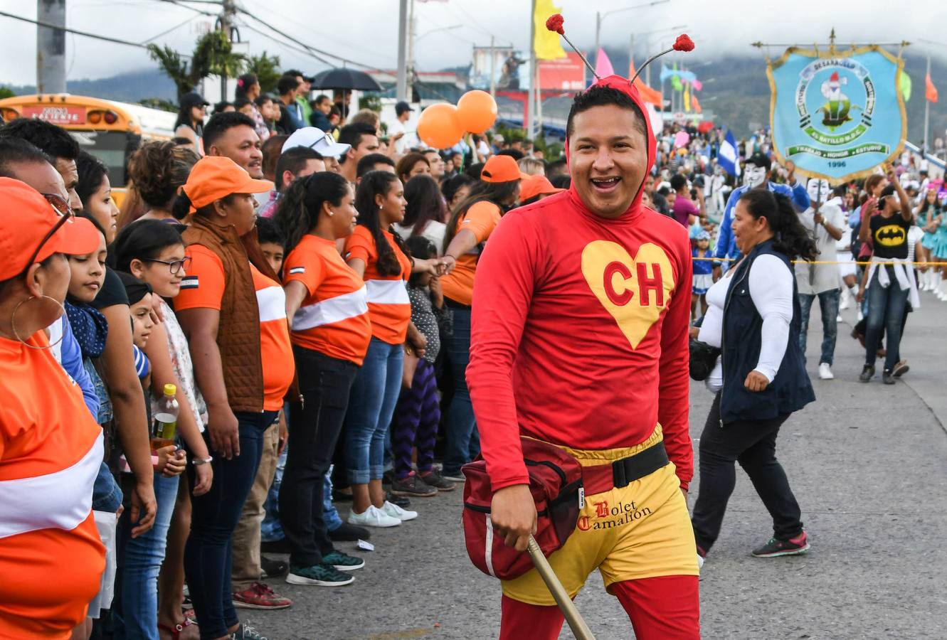 Festejos de carnaval en el Bulevar Suyapa, en Tegucigalpa (Honduras). Miles de hondureños celebran el 440 aniversario de la fundación en 1578 por los españoles de Tegucigalpa, la capital del país, con la participación de bandas musicales y desfiles. 