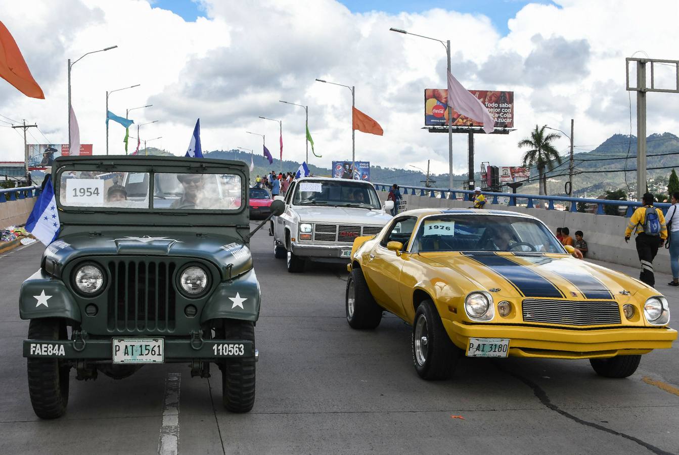 Festejos de carnaval en el Bulevar Suyapa, en Tegucigalpa (Honduras). Miles de hondureños celebran el 440 aniversario de la fundación en 1578 por los españoles de Tegucigalpa, la capital del país, con la participación de bandas musicales y desfiles. 