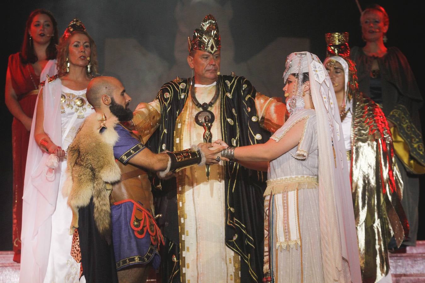 Dos grandes pantallas de televisión permiten seguir todos los detalles de los esponsales durante las fiestas de Carthagineses y Romanos. 