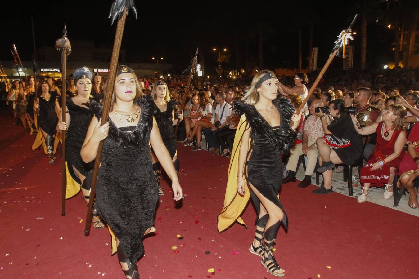 Dos grandes pantallas de televisión permiten seguir todos los detalles de los esponsales durante las fiestas de Carthagineses y Romanos. 