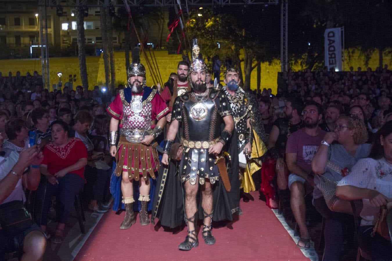 Dos grandes pantallas de televisión permiten seguir todos los detalles de los esponsales durante las fiestas de Carthagineses y Romanos. 