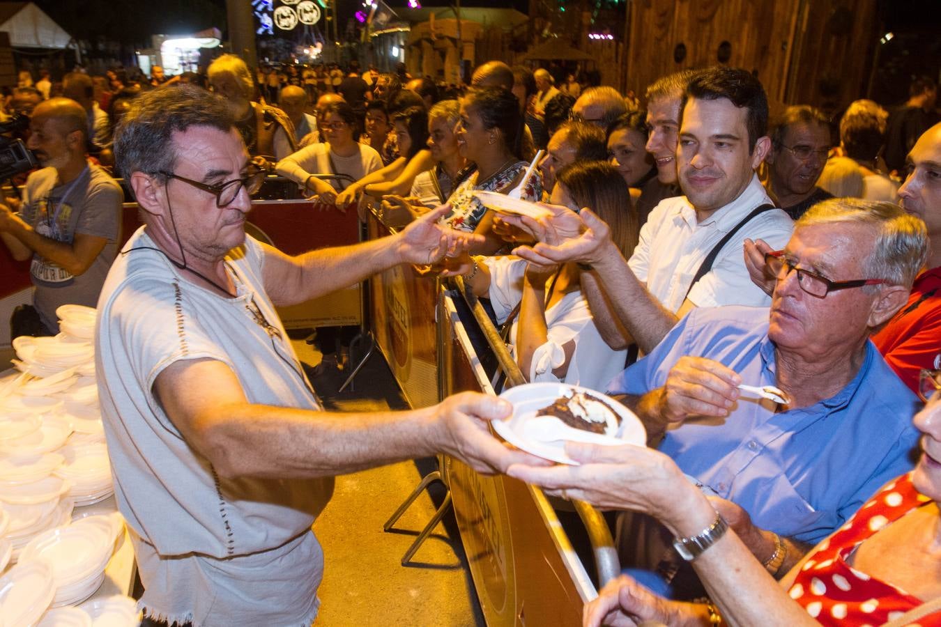 Dos grandes pantallas de televisión permiten seguir todos los detalles de los esponsales durante las fiestas de Carthagineses y Romanos. 