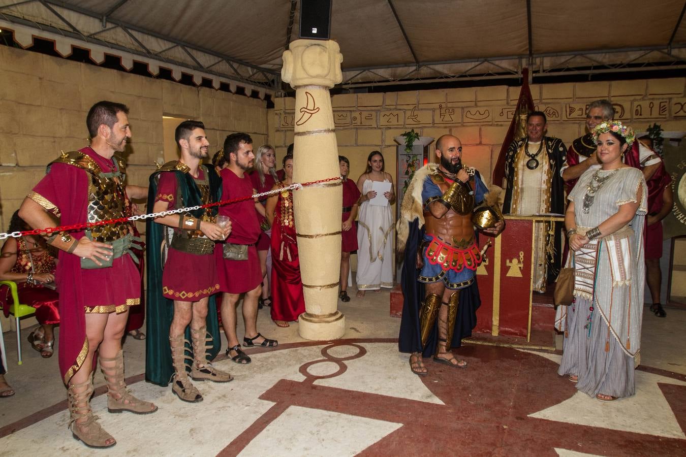 Dos grandes pantallas de televisión permiten seguir todos los detalles de los esponsales durante las fiestas de Carthagineses y Romanos. 