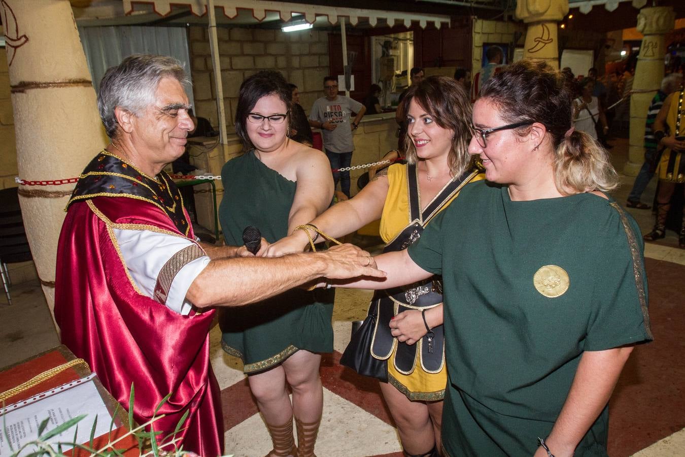 Dos grandes pantallas de televisión permiten seguir todos los detalles de los esponsales durante las fiestas de Carthagineses y Romanos. 