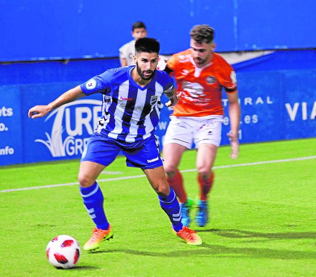 Jugada del Lorca FC-Unionistas de Copa disputado en el Artés Carrasco el pasado día 12. 