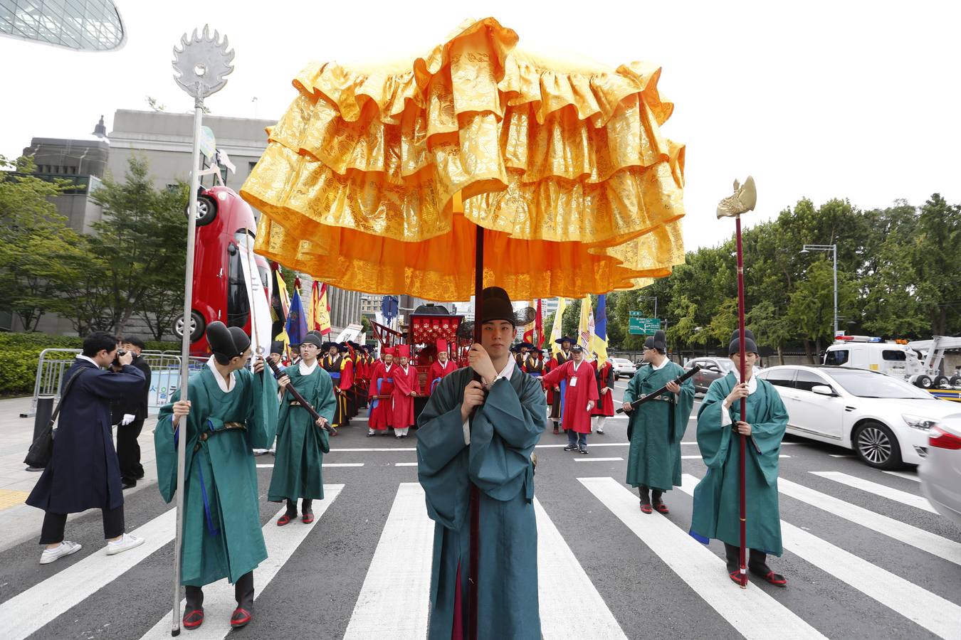 Funcionarios surcoreanos vestidos con trajes tradicionales participan en una ceremonia conmemorativa del festival religioso 'Sajik Daeje' en Seúl. Esta ceremonia se celebra todos los años en septiembre y en ella se honra al dios de la tierra y de los cereales.