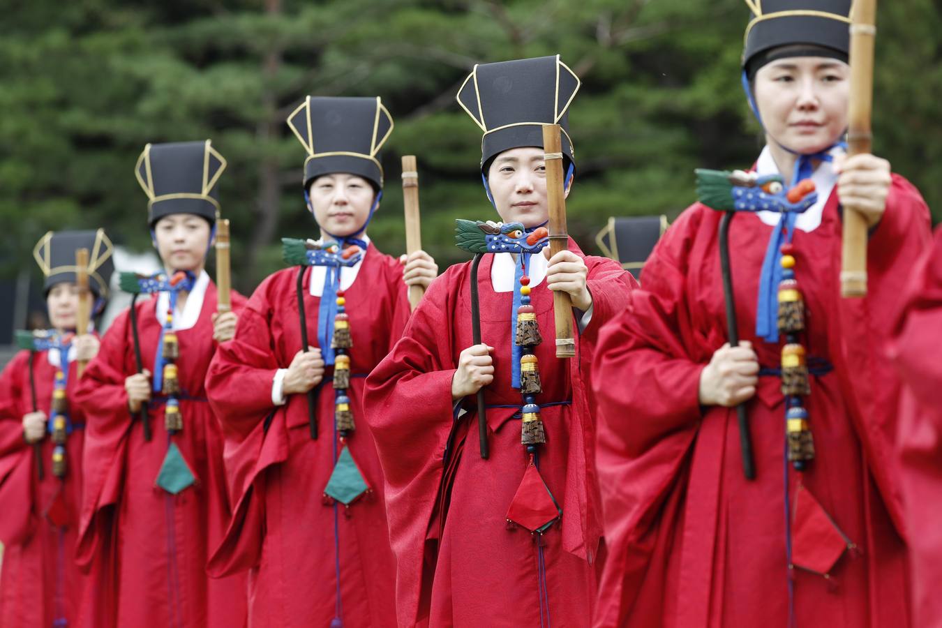 Funcionarios surcoreanos vestidos con trajes tradicionales participan en una ceremonia conmemorativa del festival religioso 'Sajik Daeje' en Seúl. Esta ceremonia se celebra todos los años en septiembre y en ella se honra al dios de la tierra y de los cereales.