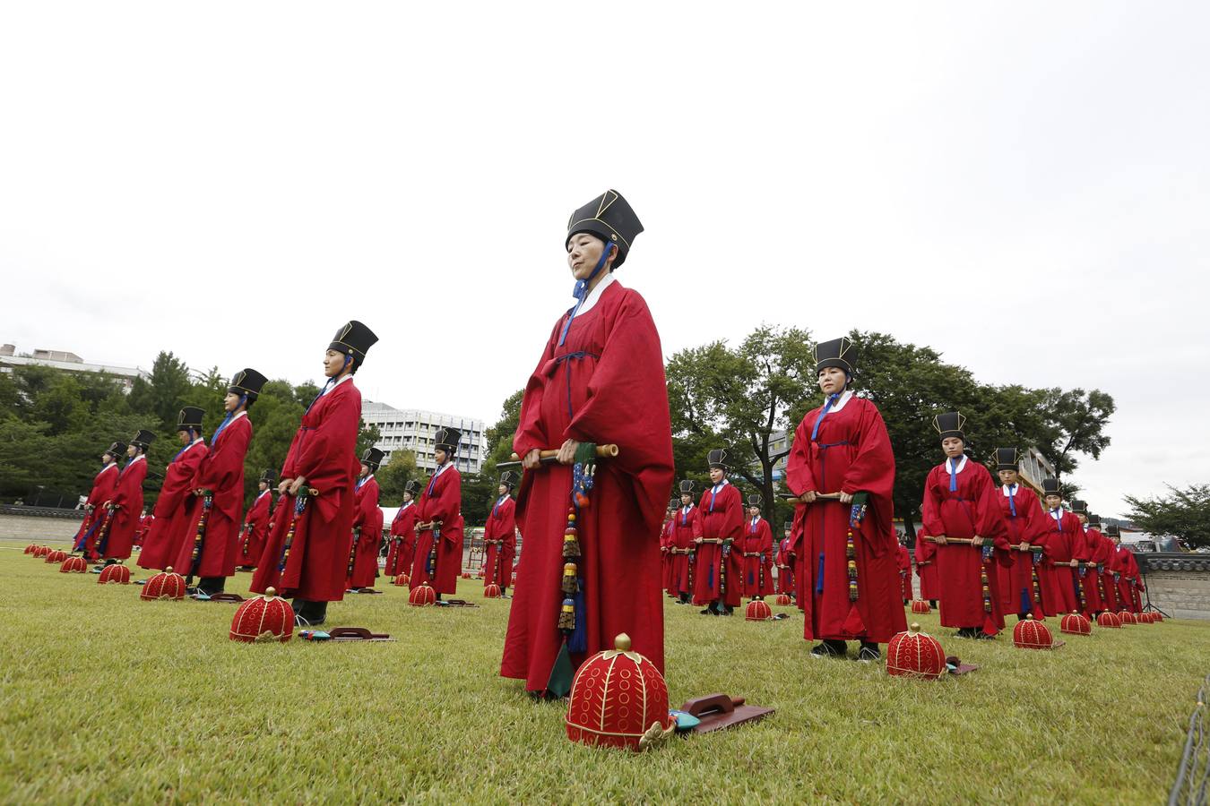 Funcionarios surcoreanos vestidos con trajes tradicionales participan en una ceremonia conmemorativa del festival religioso 'Sajik Daeje' en Seúl. Esta ceremonia se celebra todos los años en septiembre y en ella se honra al dios de la tierra y de los cereales.