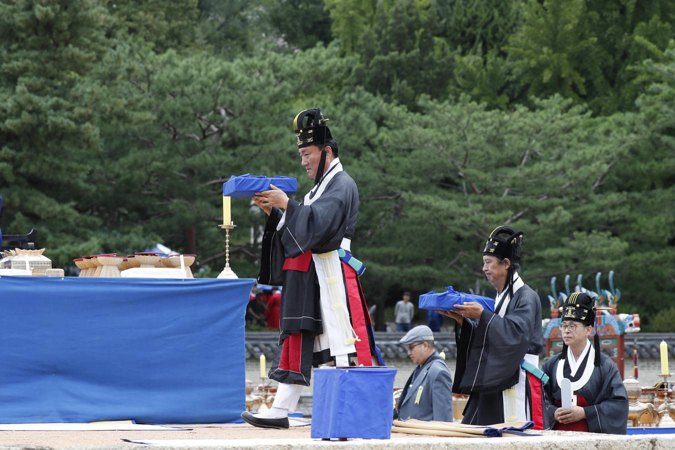 Funcionarios surcoreanos vestidos con trajes tradicionales participan en una ceremonia conmemorativa del festival religioso 'Sajik Daeje' en Seúl. Esta ceremonia se celebra todos los años en septiembre y en ella se honra al dios de la tierra y de los cereales.