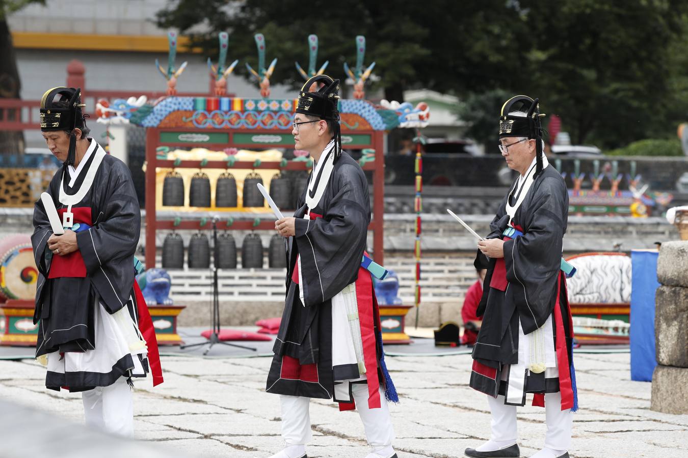 Funcionarios surcoreanos vestidos con trajes tradicionales participan en una ceremonia conmemorativa del festival religioso 'Sajik Daeje' en Seúl. Esta ceremonia se celebra todos los años en septiembre y en ella se honra al dios de la tierra y de los cereales.