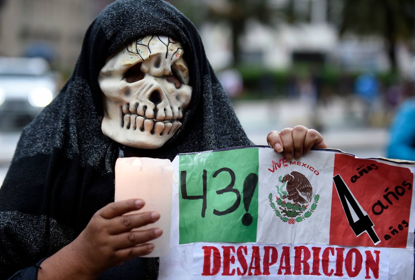 Familiares y amigos de los estudiantes desaparecidos en Ayotzinapa se manifiestan en Ciudad de México para exigir justicia en el mismo día en que se cumplen cuatro años de la desaparición de los 43 estudiantes, en el sureño estado de Guerrero.