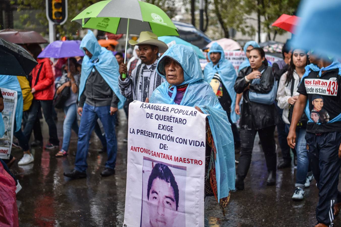 Familiares y amigos de los estudiantes desaparecidos en Ayotzinapa se manifiestan en Ciudad de México para exigir justicia en el mismo día en que se cumplen cuatro años de la desaparición de los 43 estudiantes, en el sureño estado de Guerrero.