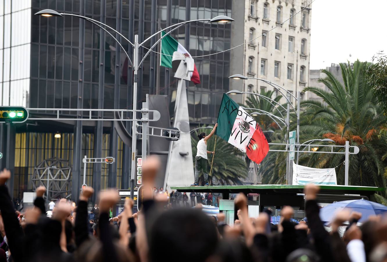 Familiares y amigos de los estudiantes desaparecidos en Ayotzinapa se manifiestan en Ciudad de México para exigir justicia en el mismo día en que se cumplen cuatro años de la desaparición de los 43 estudiantes, en el sureño estado de Guerrero.