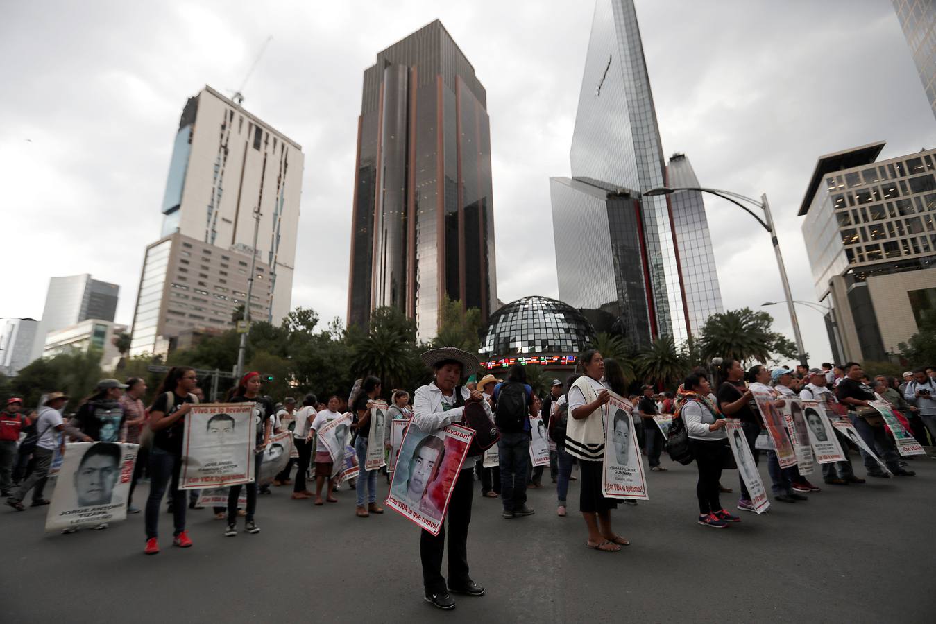 Familiares y amigos de los estudiantes desaparecidos en Ayotzinapa se manifiestan en Ciudad de México para exigir justicia en el mismo día en que se cumplen cuatro años de la desaparición de los 43 estudiantes, en el sureño estado de Guerrero.