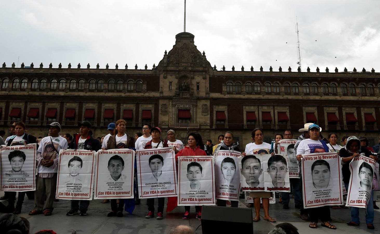 Familiares y amigos de los estudiantes desaparecidos en Ayotzinapa se manifiestan en Ciudad de México para exigir justicia en el mismo día en que se cumplen cuatro años de la desaparición de los 43 estudiantes, en el sureño estado de Guerrero.