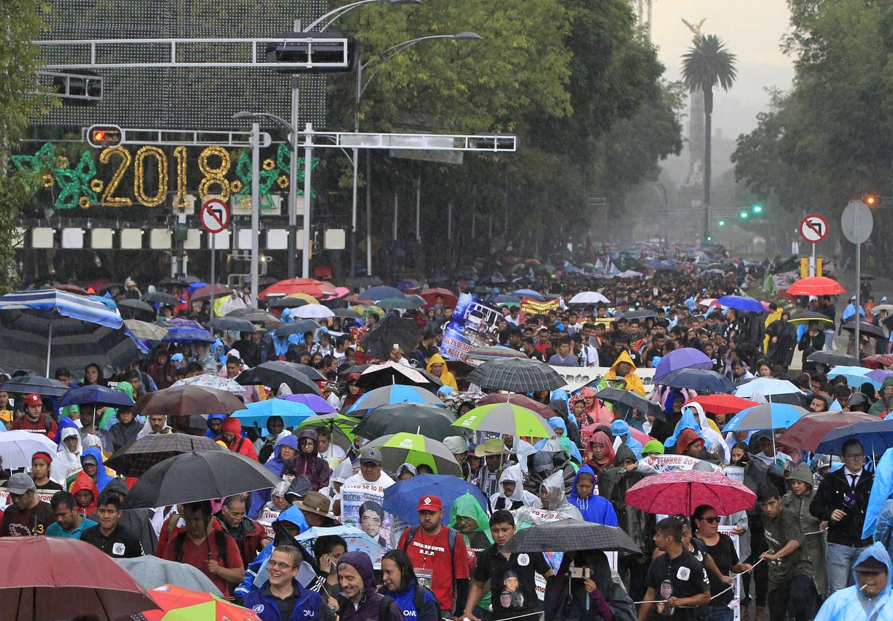 Familiares y amigos de los estudiantes desaparecidos en Ayotzinapa se manifiestan en Ciudad de México para exigir justicia en el mismo día en que se cumplen cuatro años de la desaparición de los 43 estudiantes, en el sureño estado de Guerrero.