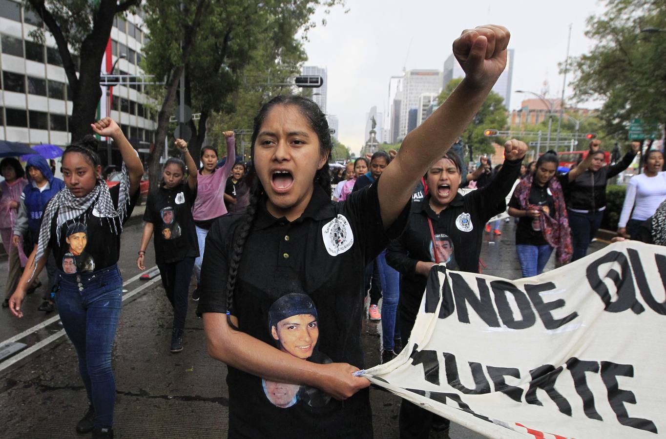 Familiares y amigos de los estudiantes desaparecidos en Ayotzinapa se manifiestan en Ciudad de México para exigir justicia en el mismo día en que se cumplen cuatro años de la desaparición de los 43 estudiantes, en el sureño estado de Guerrero.