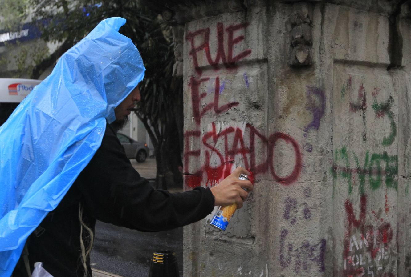 Familiares y amigos de los estudiantes desaparecidos en Ayotzinapa se manifiestan en Ciudad de México para exigir justicia en el mismo día en que se cumplen cuatro años de la desaparición de los 43 estudiantes, en el sureño estado de Guerrero.