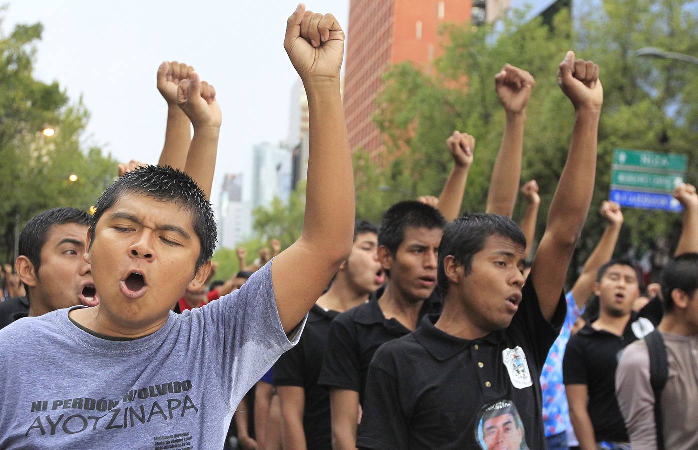 Familiares y amigos de los estudiantes desaparecidos en Ayotzinapa se manifiestan en Ciudad de México para exigir justicia en el mismo día en que se cumplen cuatro años de la desaparición de los 43 estudiantes, en el sureño estado de Guerrero.